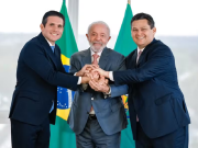 Hugo Motta, Lula e Davi Alcolumbre lado a lado, sorrindo em aperto de mãos