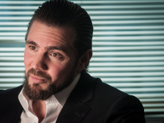 Daniel Vorcaro, dono do Banco Master, sério, olhando para o lado