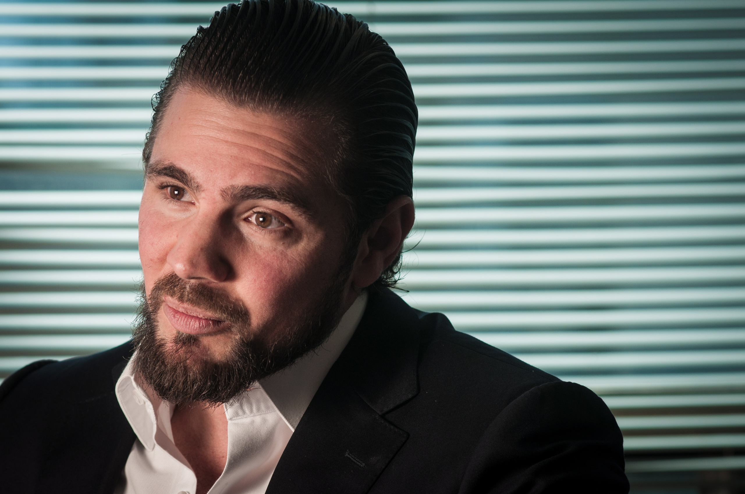 Daniel Vorcaro, dono do Banco Master, sério, olhando para o lado