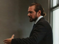 banqueiro Daniel Vorcaro de perfil, falando e gesticulando