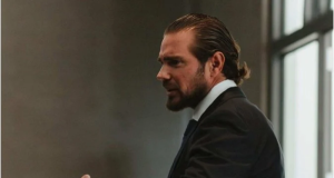 banqueiro Daniel Vorcaro de perfil, falando e gesticulando