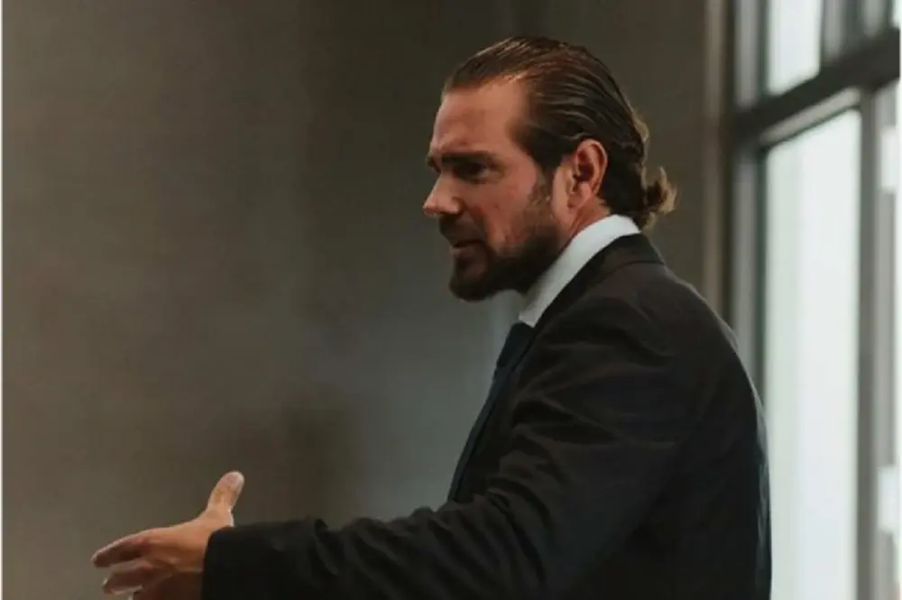 banqueiro Daniel Vorcaro de perfil, falando e gesticulando