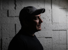 O delegado aposentado Orlando Zaccone, da Policia Civil do RJ, de perfil, de boné, sério, em foto sombreada