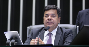 Mendonça Filho (União-PE) sério, sem olhar para a câmera