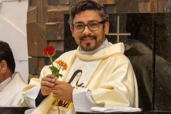 Jovem confessa ter matado padre encontrado enrolado em tapete