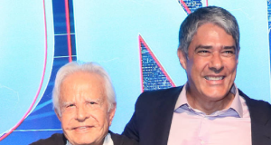 Cid Moreira e William Bonner nos estúdios do JN, se abraçando e sorrindo lado a lado