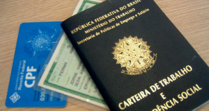 CPF, RG e Carteira de Trabalho em bancada