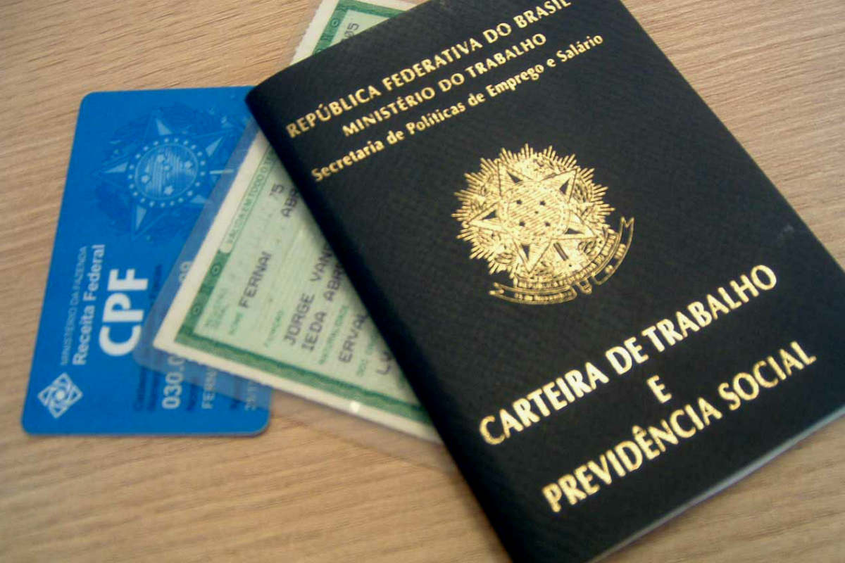 CPF, RG e Carteira de Trabalho em bancada