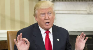 O presidente dos Estados Unidos, Donald Trump, falando e gesticulando sem olhar para a câmera, sério