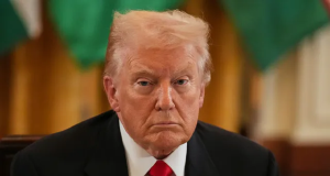 presidente dos Estados Unidos, Donald Trump, sério, sem olhar para a câmera