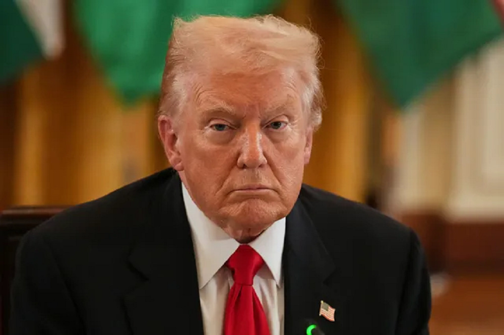 presidente dos Estados Unidos, Donald Trump, sério, sem olhar para a câmera