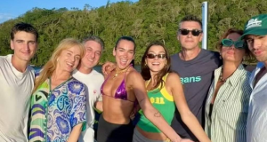 Dua Lipa e família com Luciano Huck e Angélica, todos em pé posando para foto