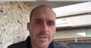 deputado federal Eduardo Bolsonaro (PL-SP) falando para a câmera, em close, com cara de choro