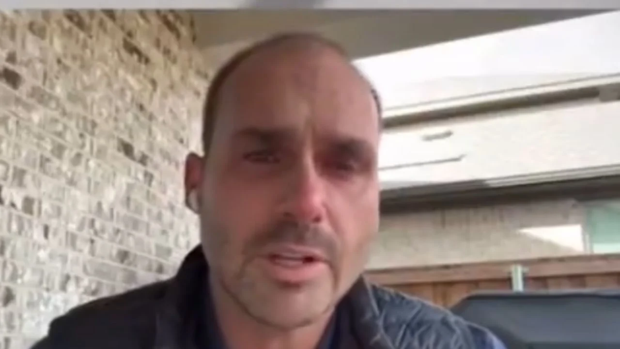 deputado federal Eduardo Bolsonaro (PL-SP) falando para a câmera, em close, com cara de choro