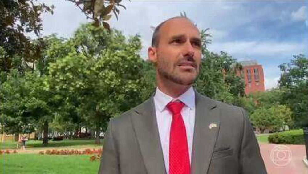 O deputado federal Eduardo Bolsonaro (PL-SP) olhando para o lado, ao ar livre, falando