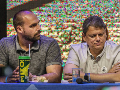 O deputado federal Eduardo Bolsonaro (PL-SP) e o governador de São Paulo, Tarcísio de Freitas (Republicanos), sentados lado a lado