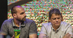 O deputado federal Eduardo Bolsonaro (PL-SP) e o governador de São Paulo, Tarcísio de Freitas (Republicanos), sentados lado a lado