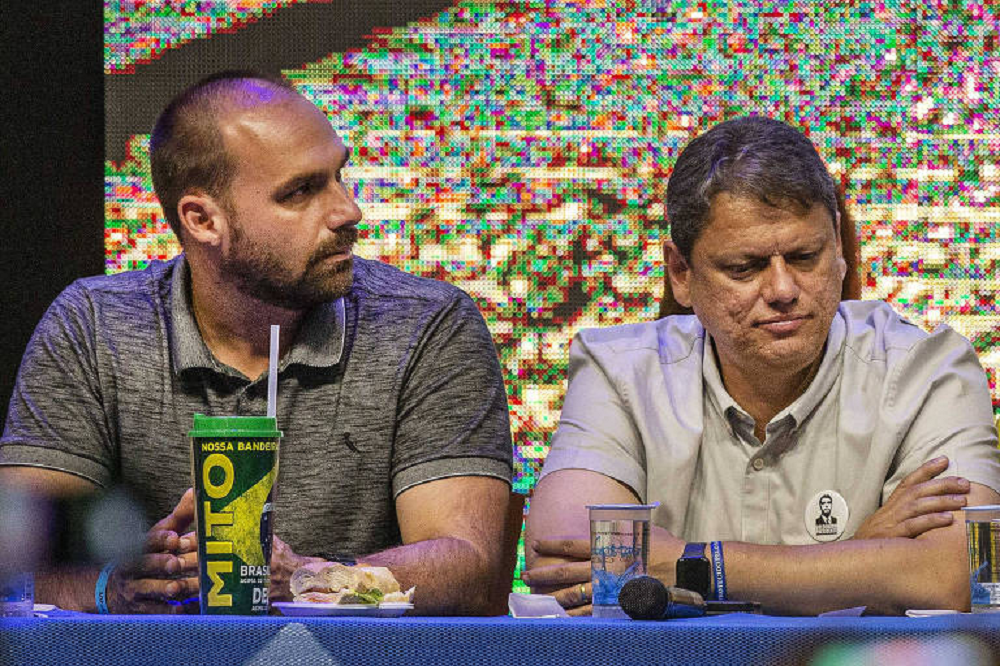 O deputado federal Eduardo Bolsonaro (PL-SP) e o governador de São Paulo, Tarcísio de Freitas (Republicanos), sentados lado a lado