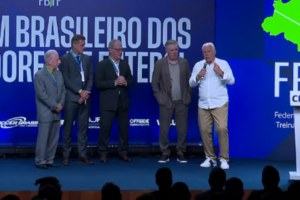 Vergonha alheia: xenofobia contra técnicos marca evento com Ancelotti na CBF