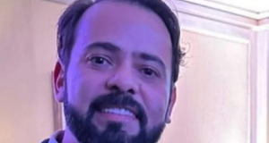 O empresário Alan Cavalcante em close, sorrindo para a câmera