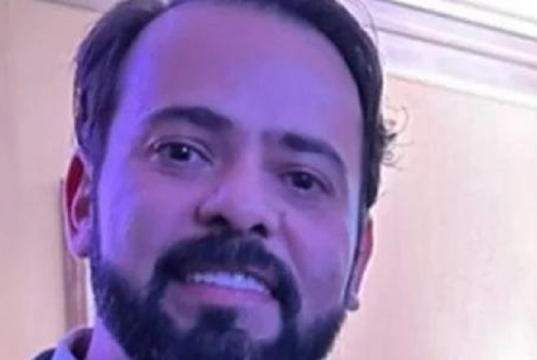 O empresário Alan Cavalcante em close, sorrindo para a câmera