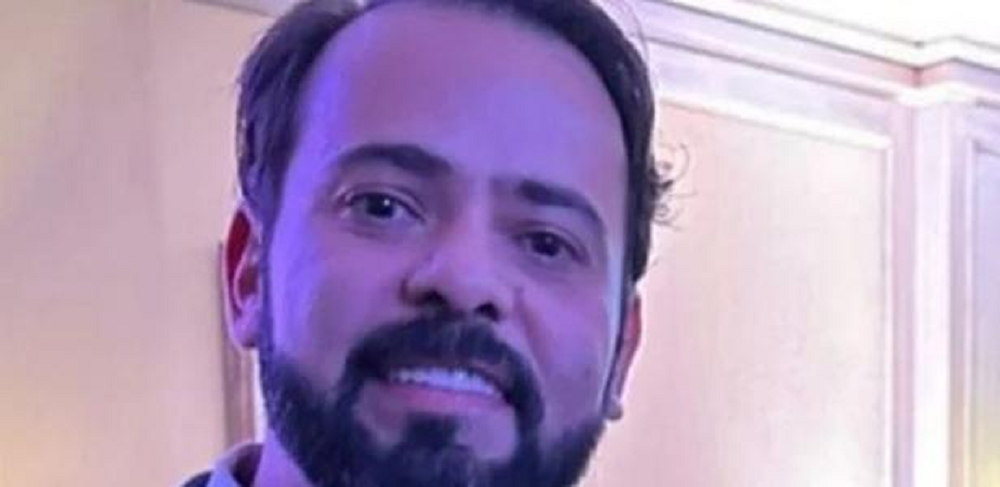 O empresário Alan Cavalcante em close, sorrindo para a câmera