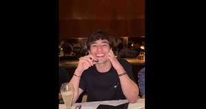 O influenciador Leonardo Ávila sorrindo, no centro de montagem