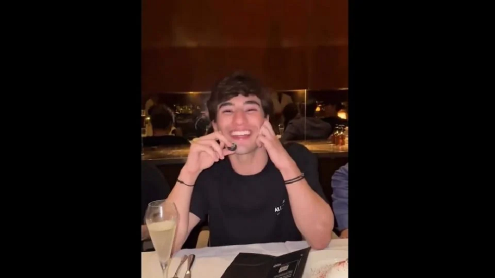 O influenciador Leonardo Ávila sorrindo, no centro de montagem