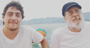 Francisco Frateschi e o ex-deputado e fundador do Partido dos Trabalhadores Paulo Frateschi olhando para a câmera, lado a lado, perto do mar