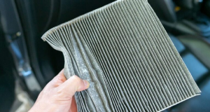 mão segurando filtro de ar