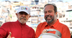 Presidente Lula e ministro Alexandre Silveira sorrindo e segurando botijão de gás