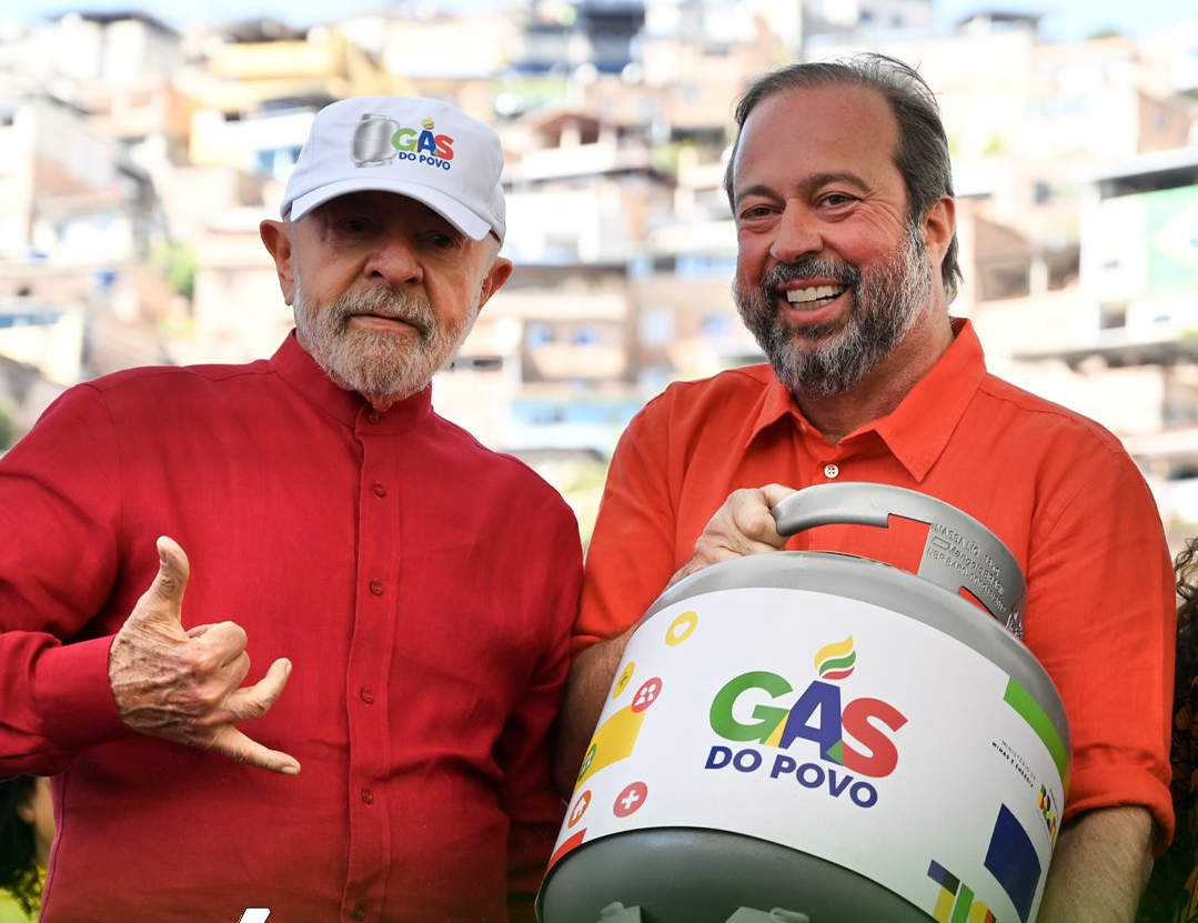 Presidente Lula e ministro Alexandre Silveira sorrindo e segurando botijão de gás