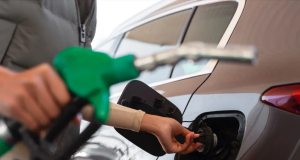 Pessoa abastecendo carro