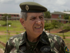 Augusto Heleno de farda, olhando para o lado e fazendo careta