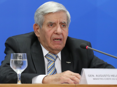 general Augusto Heleno com expressão de preocupação, olhando pra frente sem olhar para a câmera