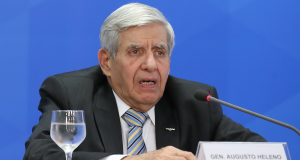 general Augusto Heleno com expressão de preocupação, olhando pra frente sem olhar para a câmera