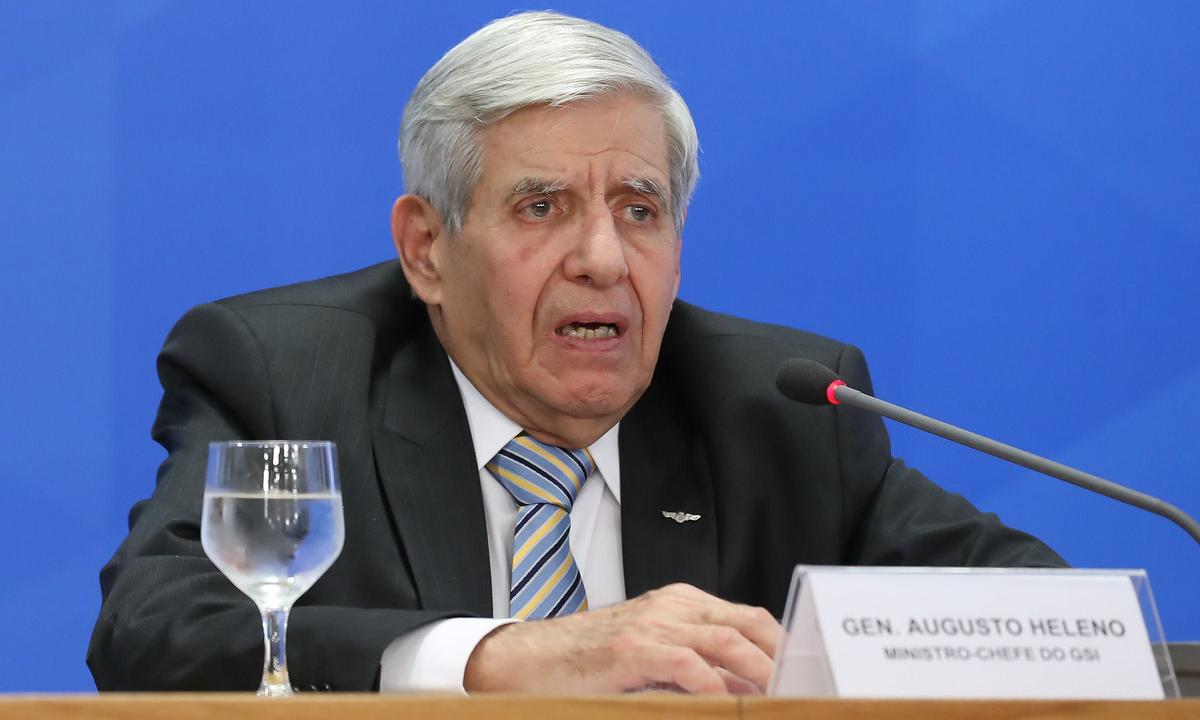 general Augusto Heleno com expressão de preocupação, olhando pra frente sem olhar para a câmera