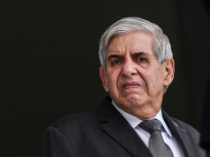 Augusto Heleno fazendo careta em fundo preto