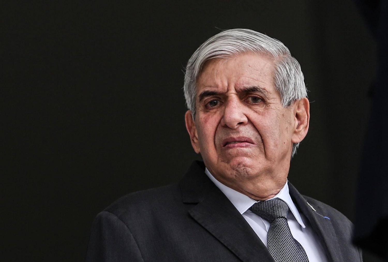 Augusto Heleno fazendo careta em fundo preto