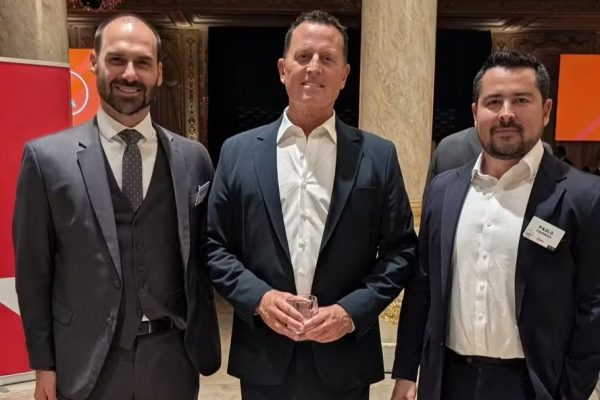 Diplomata que aproximou Lula e Trump se reuniu com Eduardo Bolsonaro nos EUA