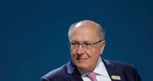 vice-presidente Geraldo Alckmin, sério, olhando para o lado, de roupa social e óculos de grau
