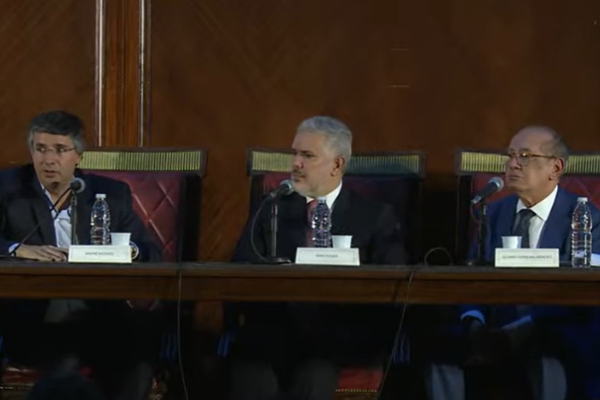 Golpista foragido do 8/1 interrompe Gilmar Mendes em evento em Buenos Aires