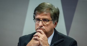 O procurador-geral da República, Paulo Gonet, sério, com expressão de insatisfação