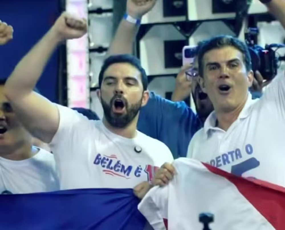 O prefeito de Belém, Igor Normando (MDB), e o governador do Pará, Helder Barbalho (MDB), gritando com os braços erguidos, lado a lado