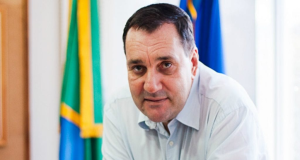 ex-reitor da Universidade Federal de Santa Catarina Luiz Carlos Cancellier olhando para a câmera, de camisa social clara