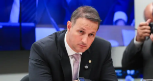 deputado federal Guilherme Derrite (PP-SP) sério, debruçado em mesa