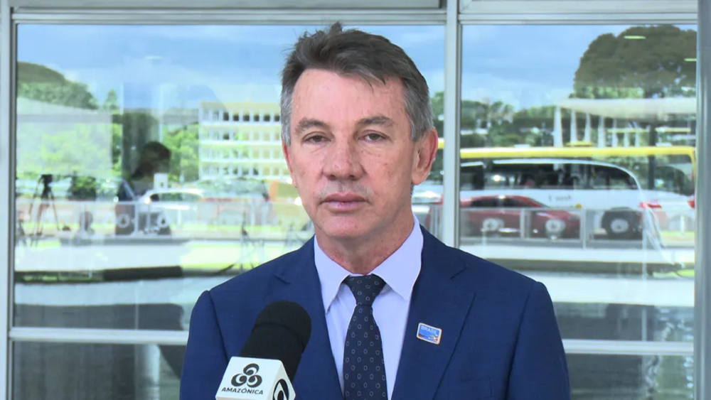 governador de Roraima, Antônio Denarium (PP), olhando para a câmera, sério