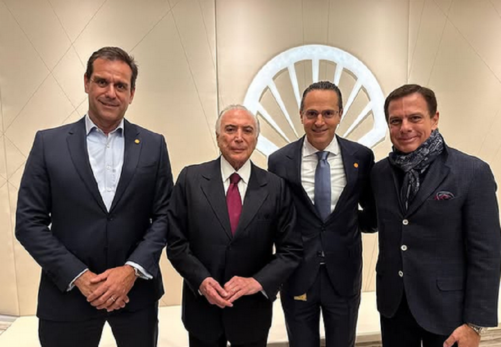 Michel Temer e João Dória na sede mundial da Shell, em Londres, na semana do Lide, acompanhados de mais dois homens, em pé, posando lado a lado para foto