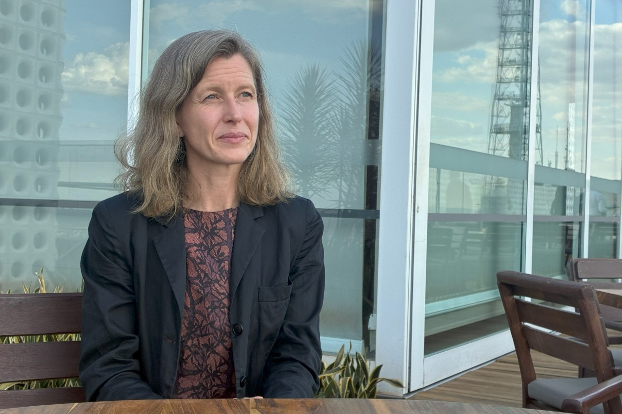 Karenna Gore falando e olhando para o lado