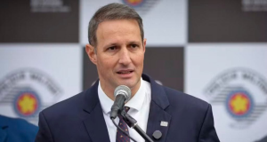 deputado Guilherme Derrite (PP-SP) sério, falando em microfone, sem olhar para a câmera